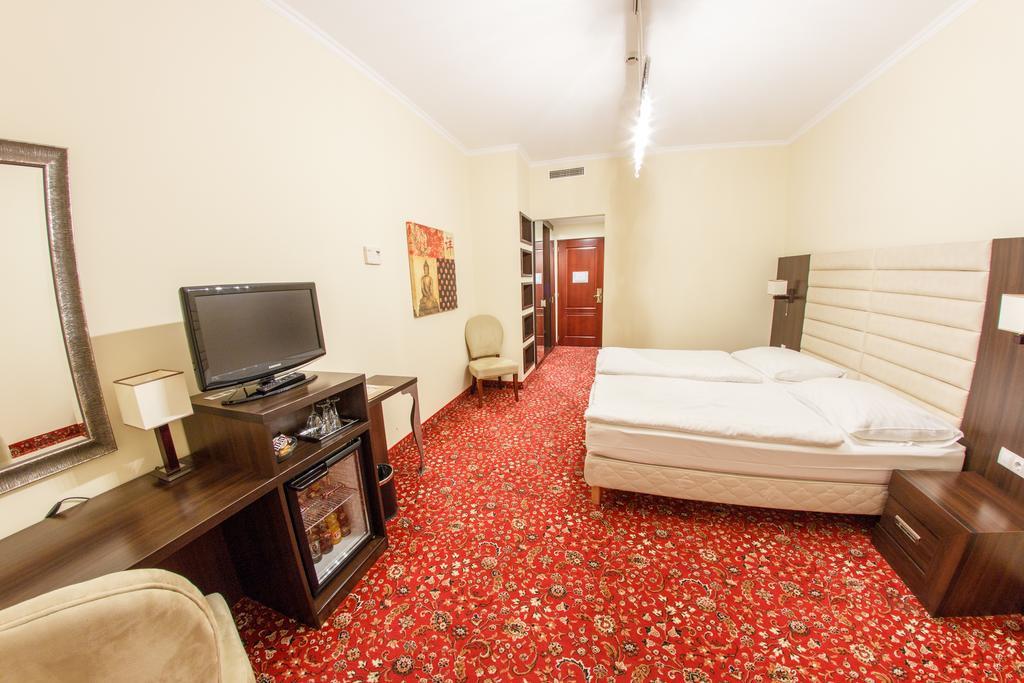 Hotel Kristaly Imperial Tata Luaran gambar