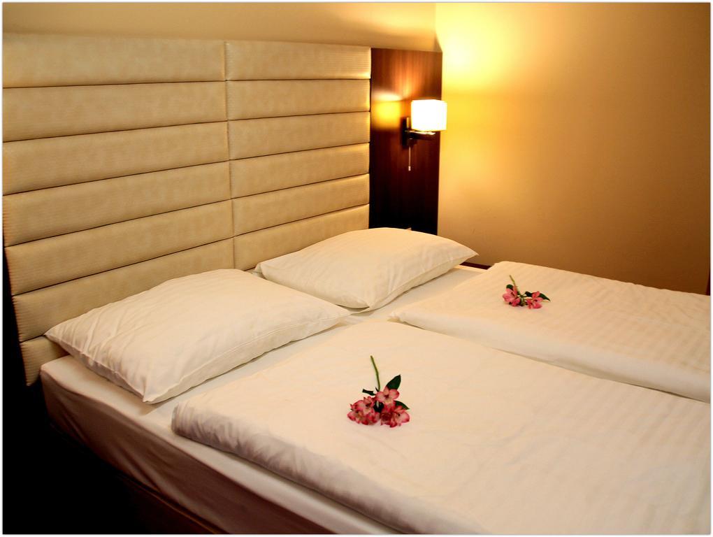 Hotel Kristaly Imperial Tata Luaran gambar