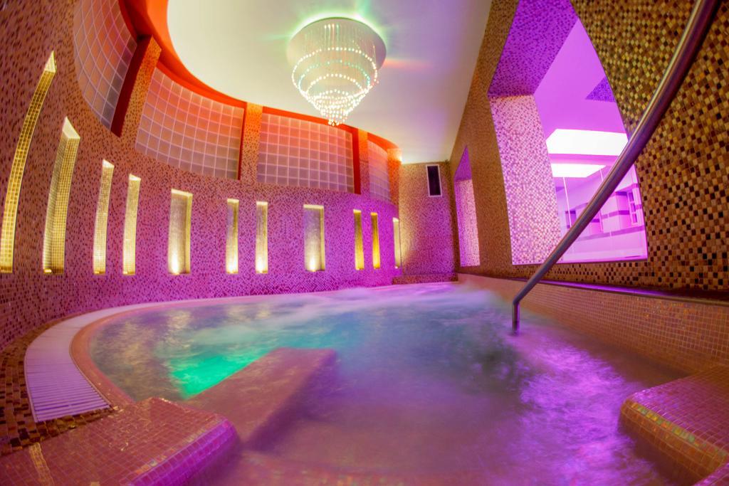 Hotel Kristaly Imperial Tata Luaran gambar
