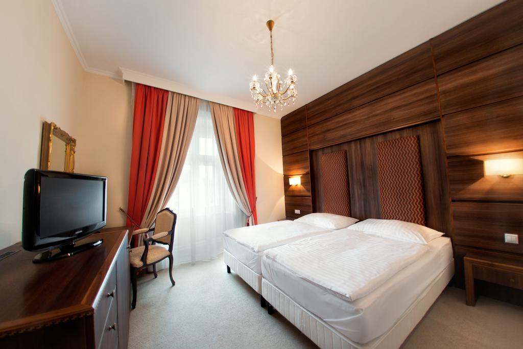 Hotel Kristaly Imperial Tata Luaran gambar