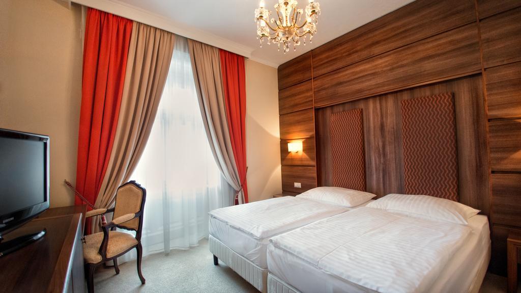 Hotel Kristaly Imperial Tata Luaran gambar
