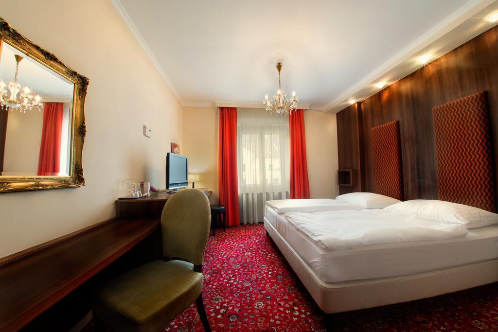 Hotel Kristaly Imperial Tata Luaran gambar